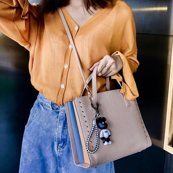 🆕 BERLIN Rivet Crossbody - Picture 3 of 7